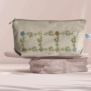 Kézzel hímzett neszesszerek egyedi mintával